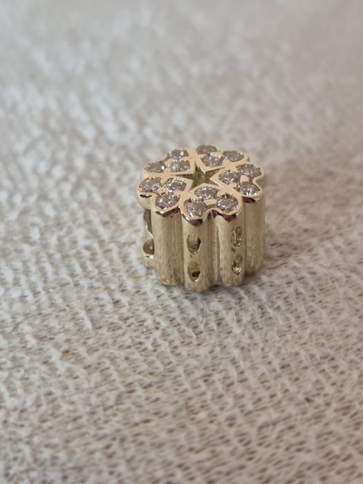 Złoty charms kwiatek białe cyrkonie 585