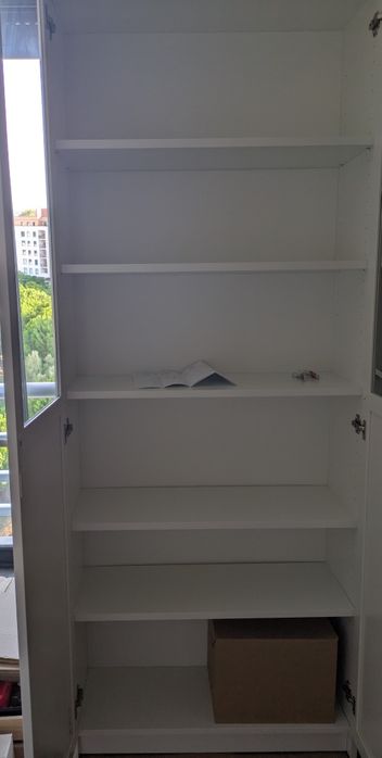 Estante IKEA branca (BILLY/OXBERG) com portas de vidro
