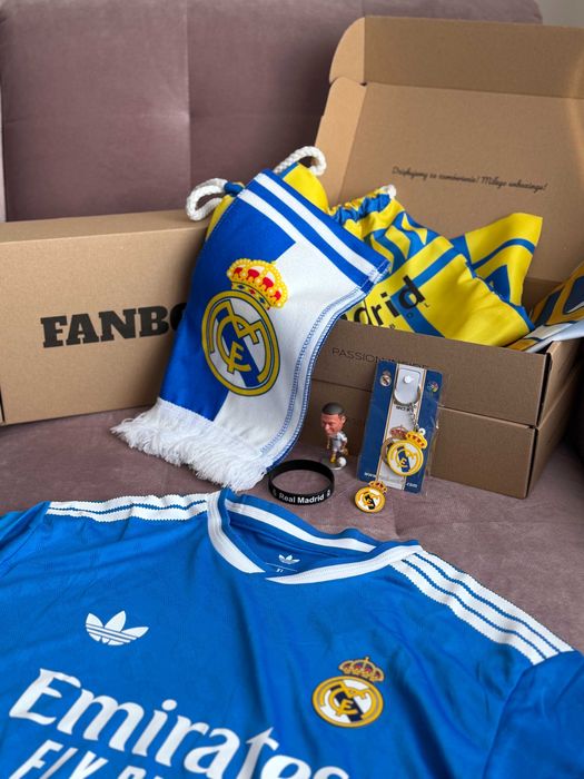 FanBox z koszulką piłkarską prezent walentynkowy dla niego FCBarcelona