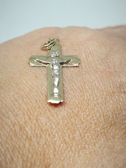 Złoty wisiorek krzyżyk z Panem Jezusem, złoto próby 585