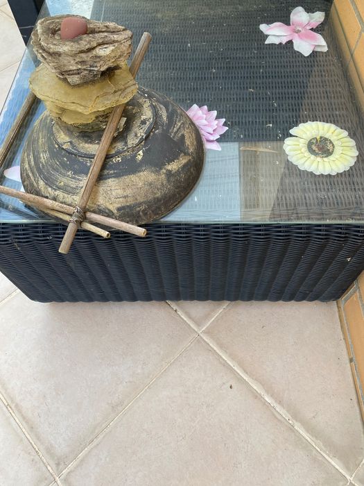 mesa exterior com 8 cadeiras com almofada, marca Cane-Line