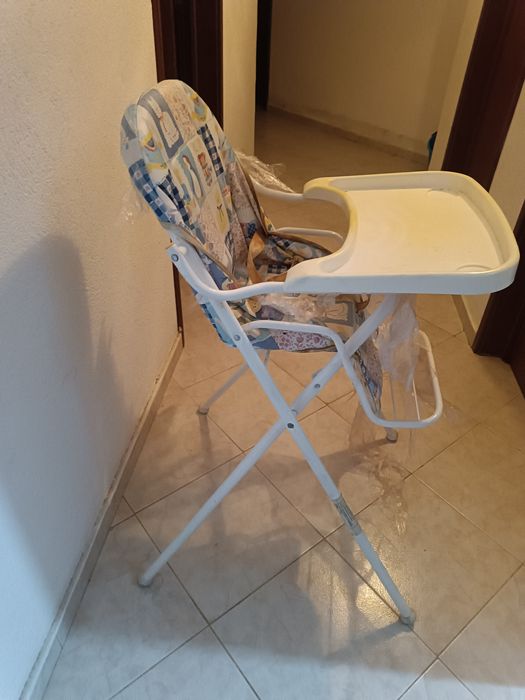 Cadeira de papa com tabuleiro