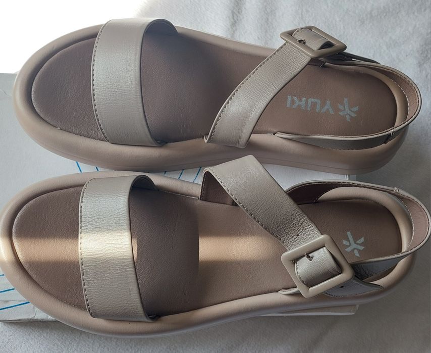 Босоніжкі беж .шкіра .41 нові