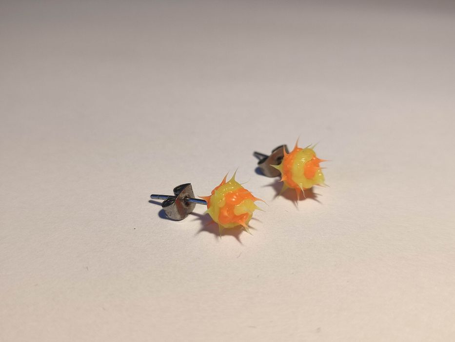 kolczyki kulki z kolcami pomarańczowe żółte kolczaste Claire's