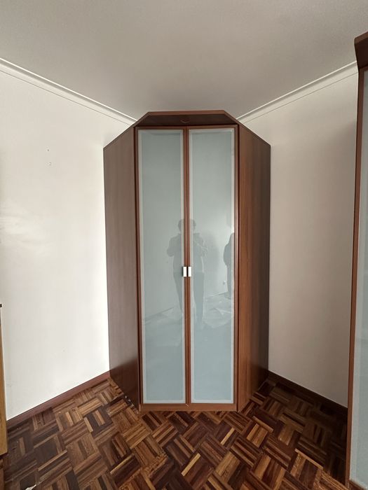 Armario Roupeiro de canto em madeira