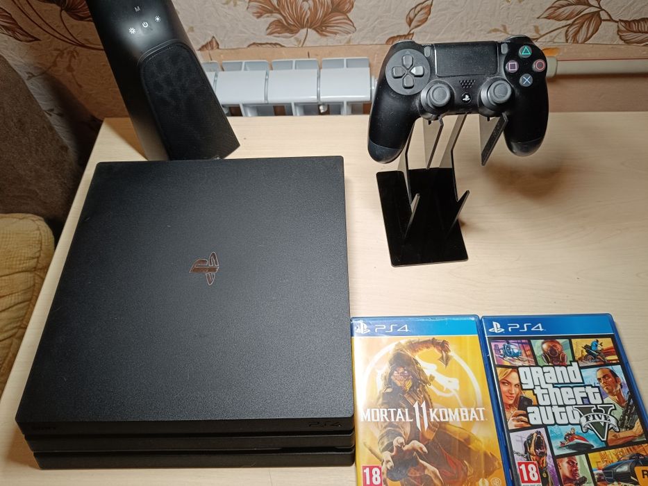 Продам ПС 4 про 1тб з джойстиком + диски і підставка у подарунок
