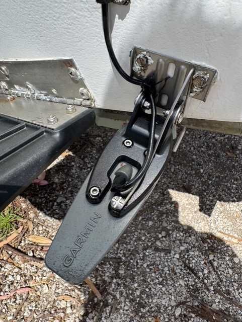 Quicksilver 460 com motor tohatsu 50hp 4 tempos