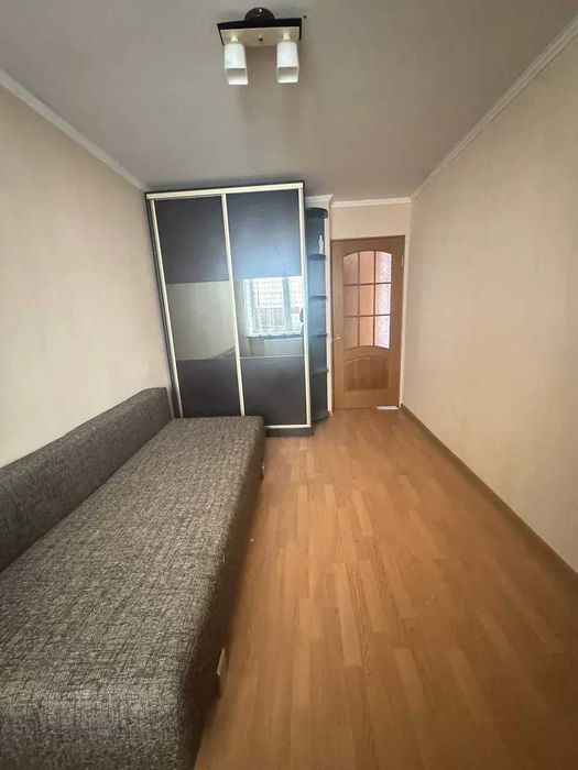 Продається двокімнатна квартира в центральній частині міста.