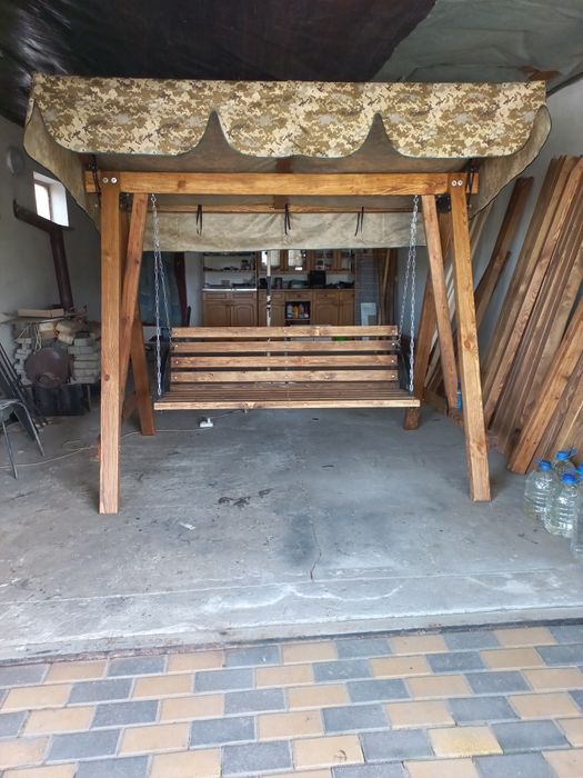 Продається дерев'яна гойдалка.