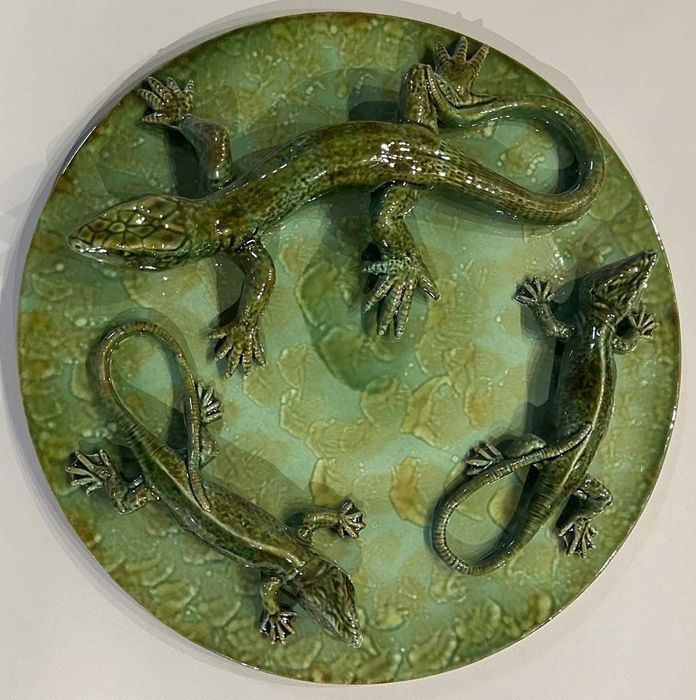 Prato decorativo antigo, alto relevo 50 cm diam. Faiança das Caldas da Rainha