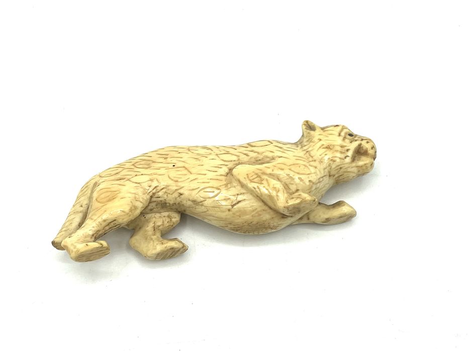 Escultura tigre em material nobre