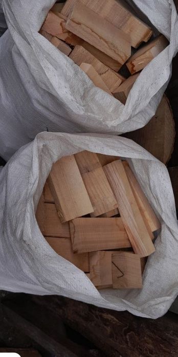 Дрова в мішках та сітках