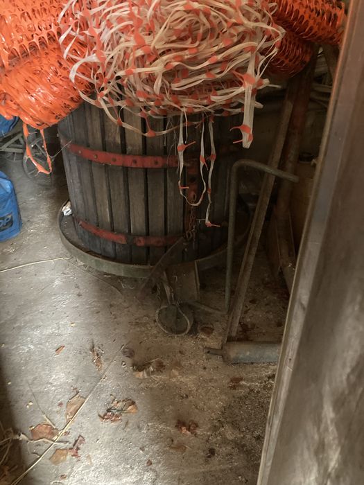 Cubas inox e prensa de uvas