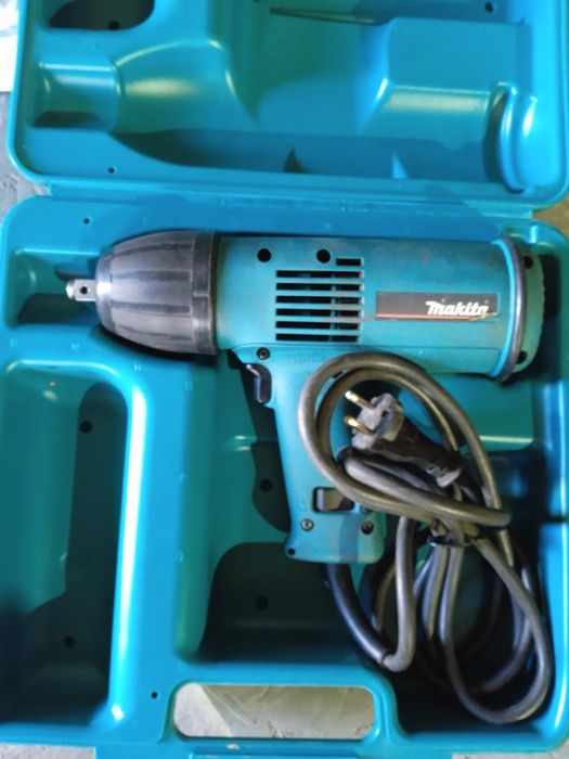 електричний гайковерт бренду Makita