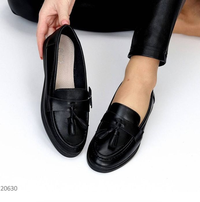 Стильні чорні лофери