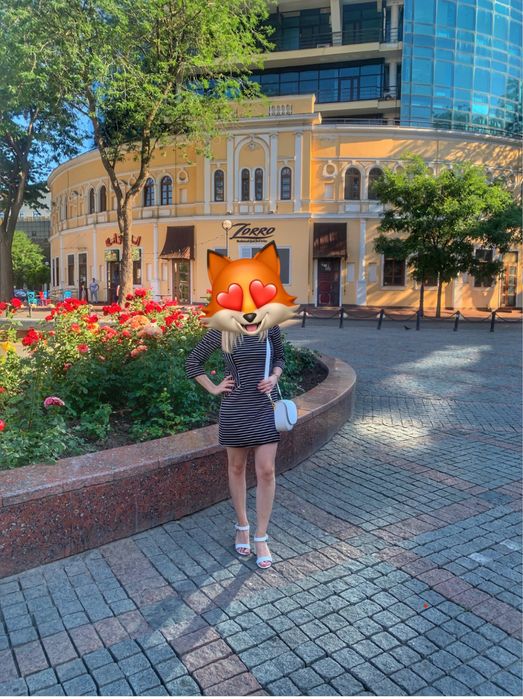 Чорна сукня в білу полоску