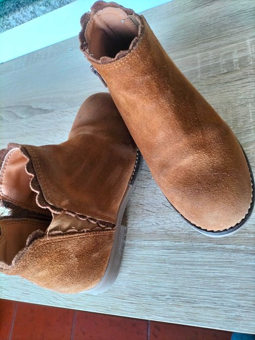 Botas em camel até ao tornozelo