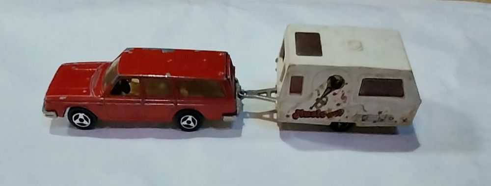 Miniaturas antigas Majorette Volvo e caravana