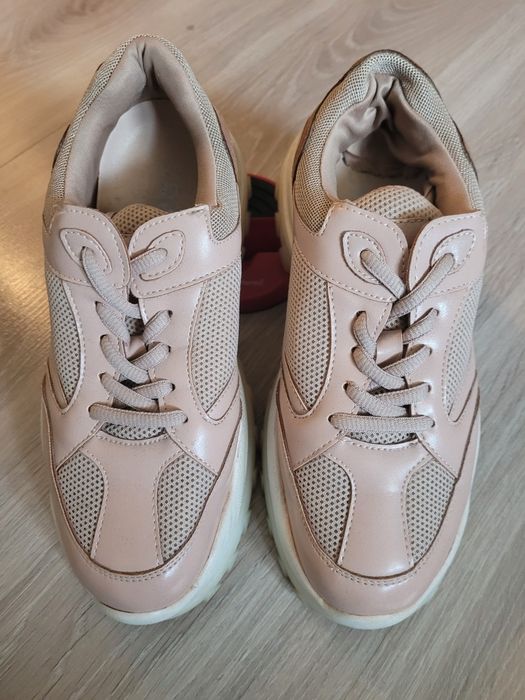Śliczne sneakersy w kolorze nudziakowym