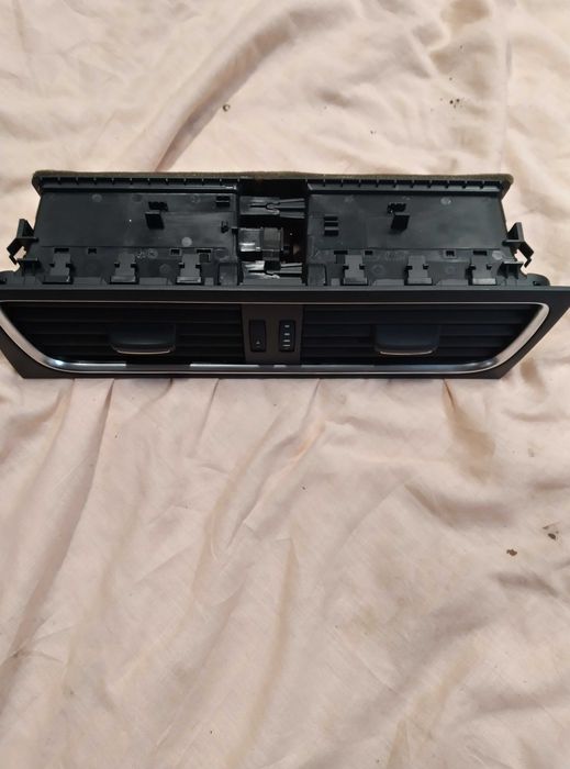 Audi A4 B8 kratka nawiewu sierodkowa 8T2.820.951.B