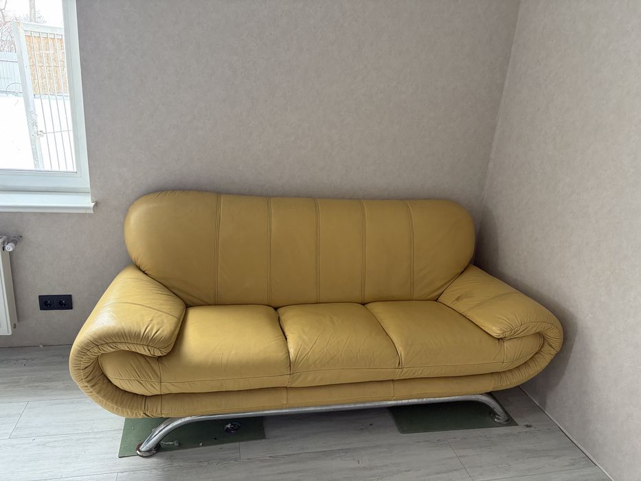 Шкіряний диван в норм стані недорого