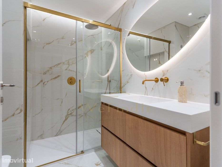 Apartamento T1 remodelado num condomínio com garagem, piscina e jar...