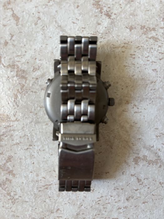 relógio é um Time Force Titanium Crono