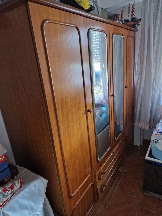 Armário Antigo com Espelhos