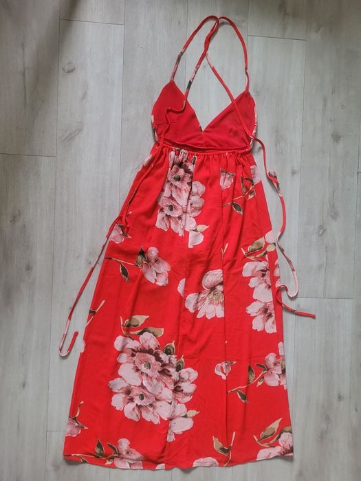 czerwona sukienka maxi z kwiatami odkrytymi plecami z wycięciem z spód