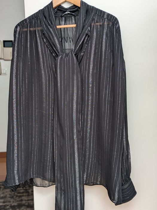 Camisa preta com fio prateado