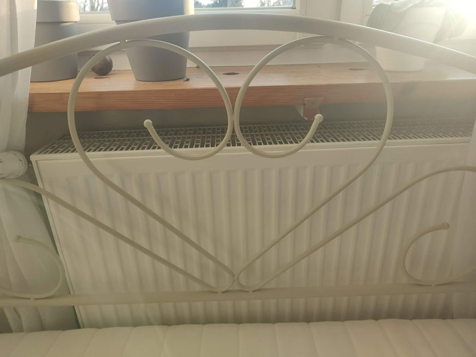 Łóżko metalowe jysk z materacem leżanka