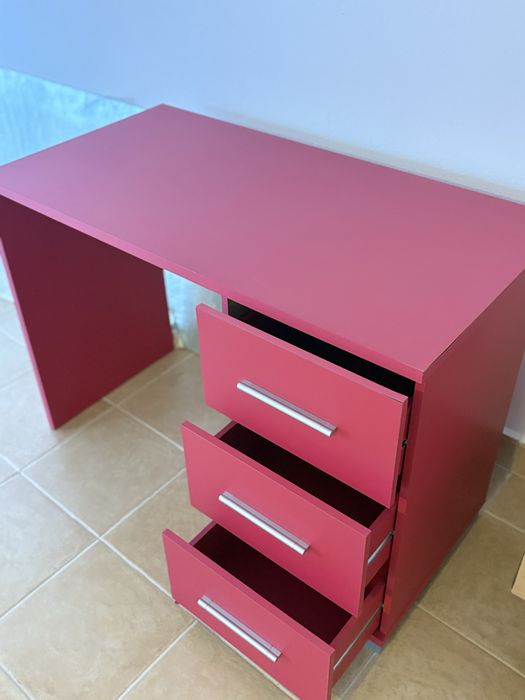 Secretária em cor de rosa fúcsia para quarto de menina (110x76,6x57 cm)