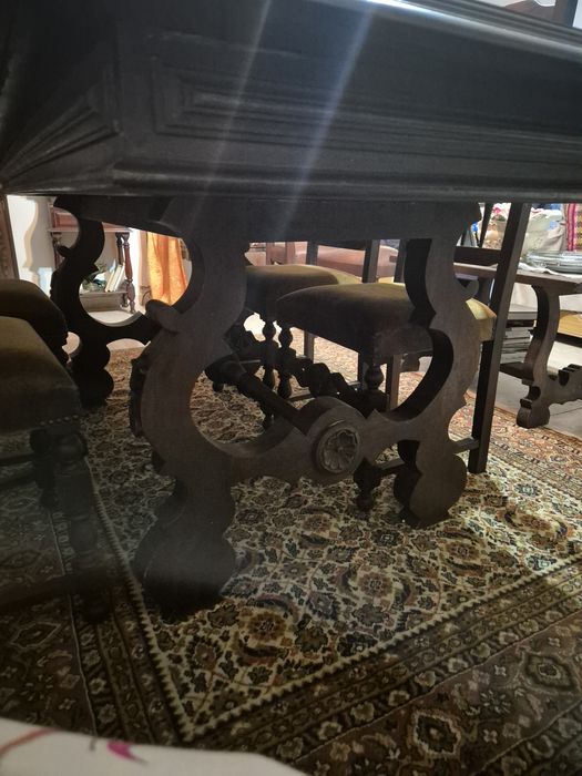 Mesa e 8 cadeiras  de Jantar estilo antigo em madeira maciça
