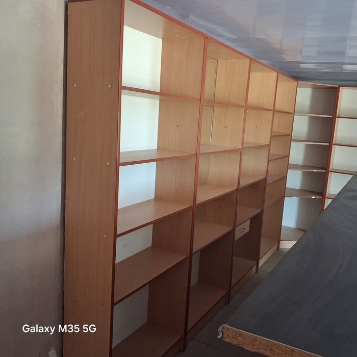 Меблі в магазин в хорошому стані