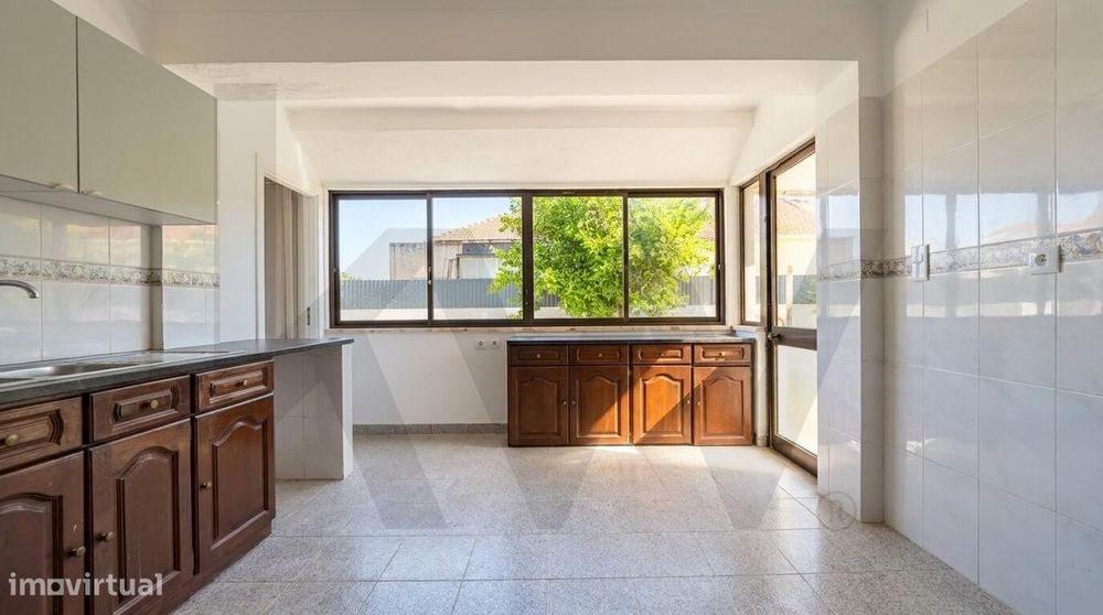 Apartamento T3 em Queluz | 73 m2 + 41 m2 de Área Dependente
