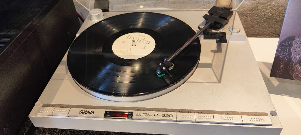 Gramofon Yamaha p-520 super stan Audiotechnica , ortofon red