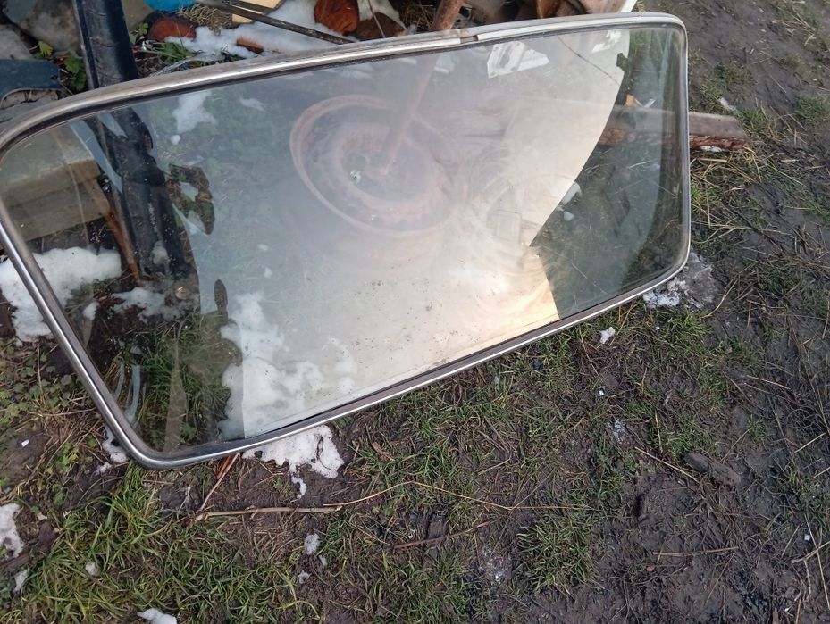 Продам лобове скло і заднє скло на ваз 2106