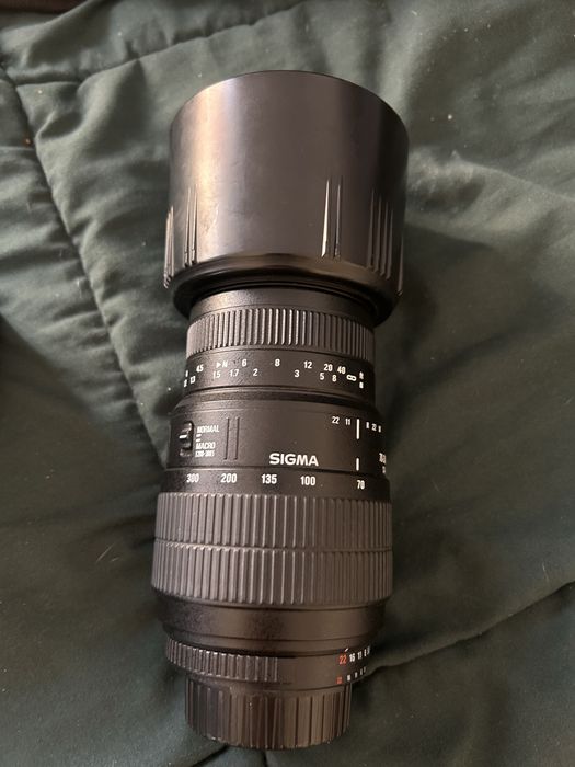 Nikon D3300 com varios acessorios e lente extra