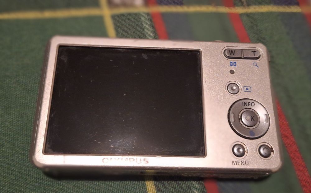 Câmera Olympus D-700 com bolsa - Sem carregador