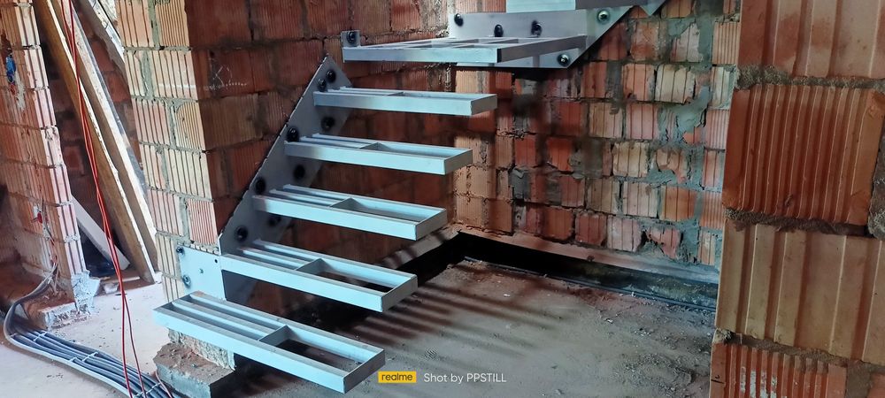 Schody półkowe stalowe