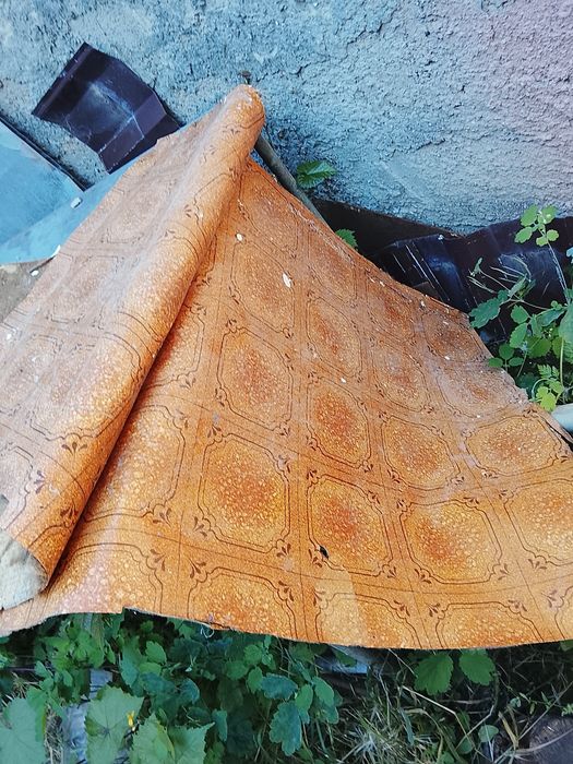 Продам линолеум , три куска на 11 кв,м.