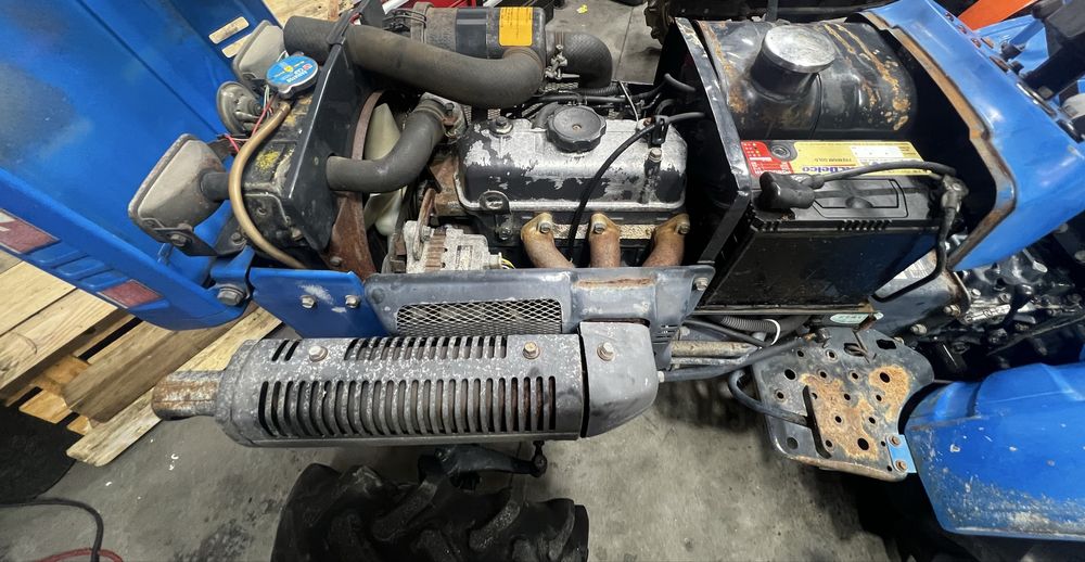 Trator Iseki 4x4 com frese