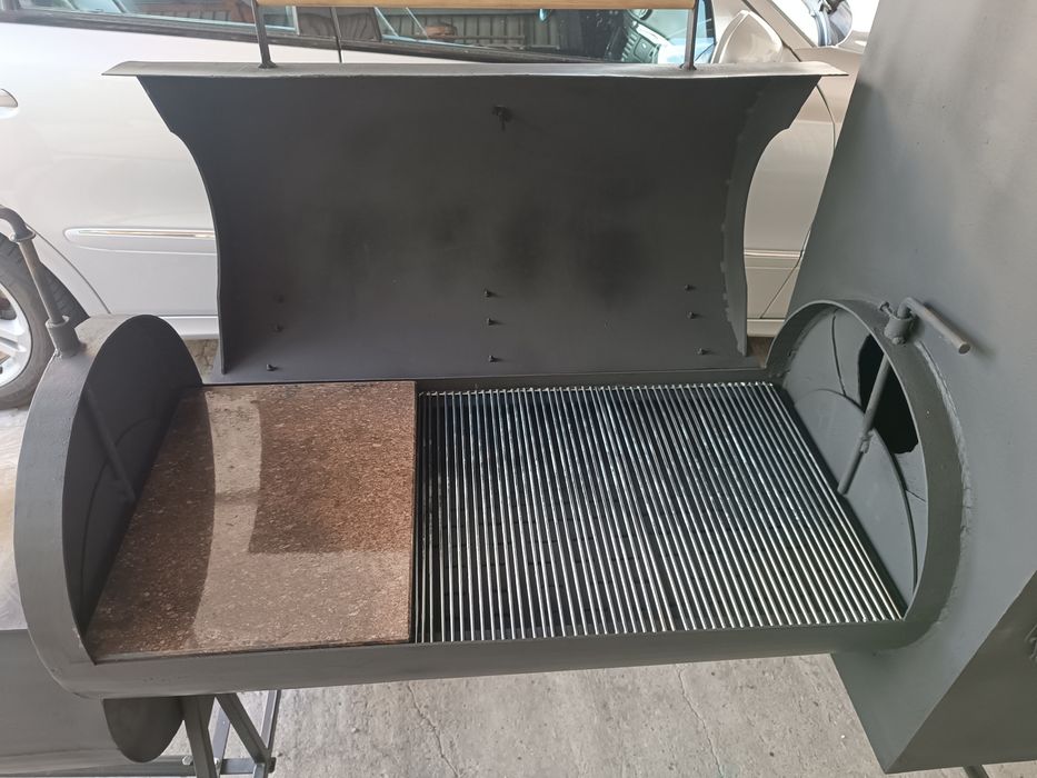 Grill z wedzarnią
