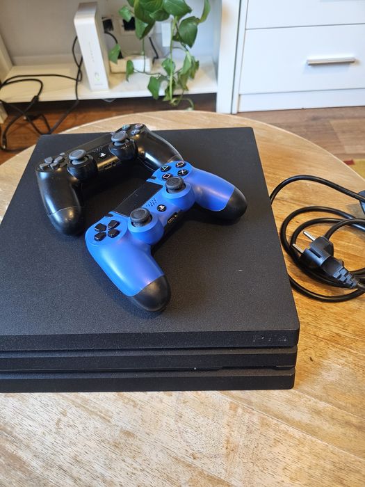 PS4 PRO 1tb 2 pady