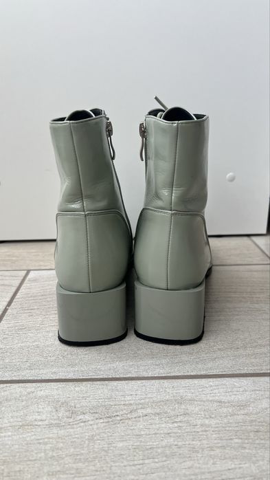 Демісезонні жіночі ботінки.Стан нових.