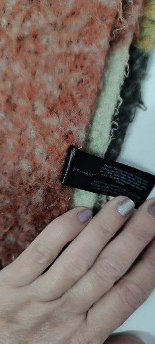 Echarpe muito quente. Usada. Está dobrada em quatro partes.