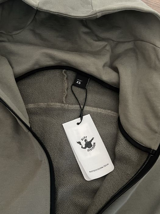 Нове зіп зуді Riot division