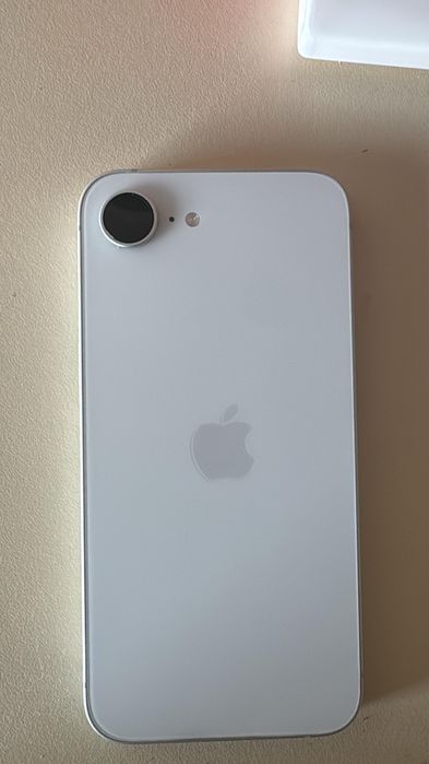 Vendo iPhone 16 e , sem marcas de uso .