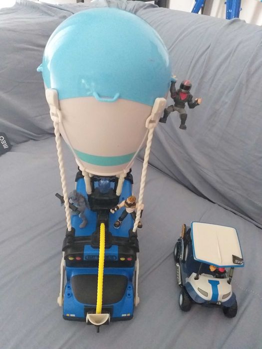 Vendo autocarro e carro do FORTNITE em bom estado