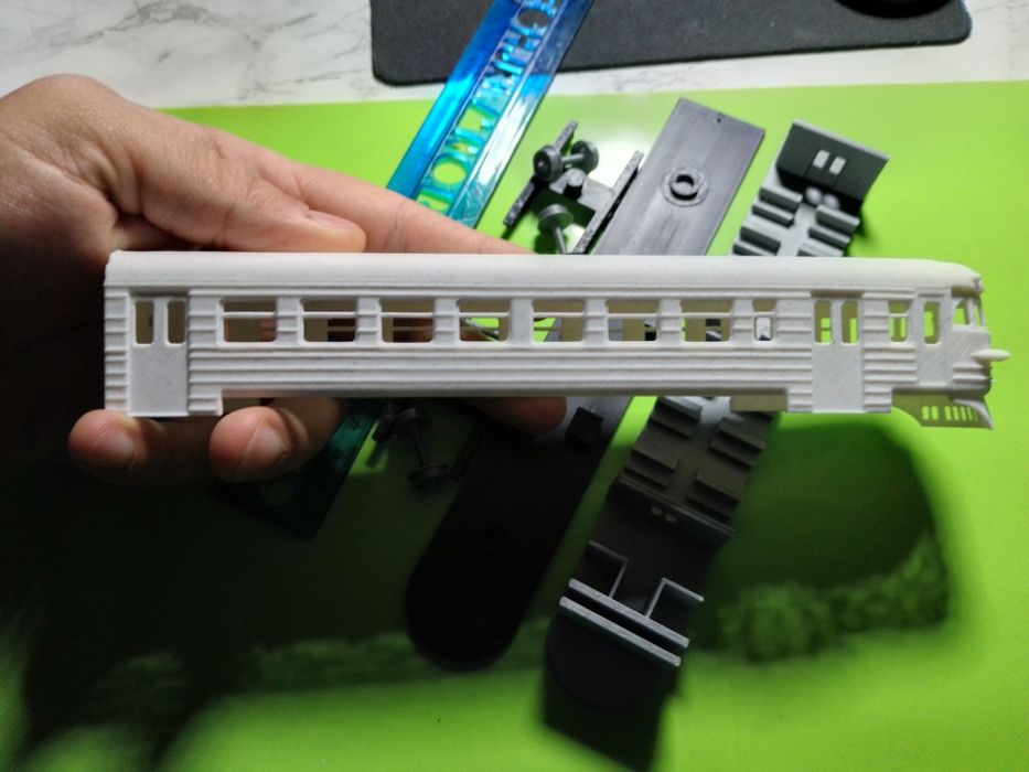 Сборная модель головного электропоезда ЭР2/ЭР9 (глобус)